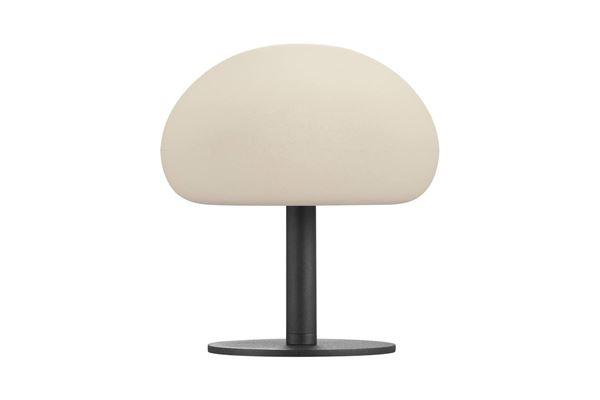 Lampe i solid plat fra Nordlux med fod af metal. Lampen er batteridrevet og kan både hænge og stå.