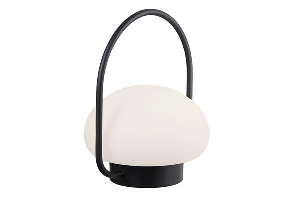 Lampe i solid plat fra Nordlux med bærehanke. Lampen er batteridrevet og kan både hænge og stå.